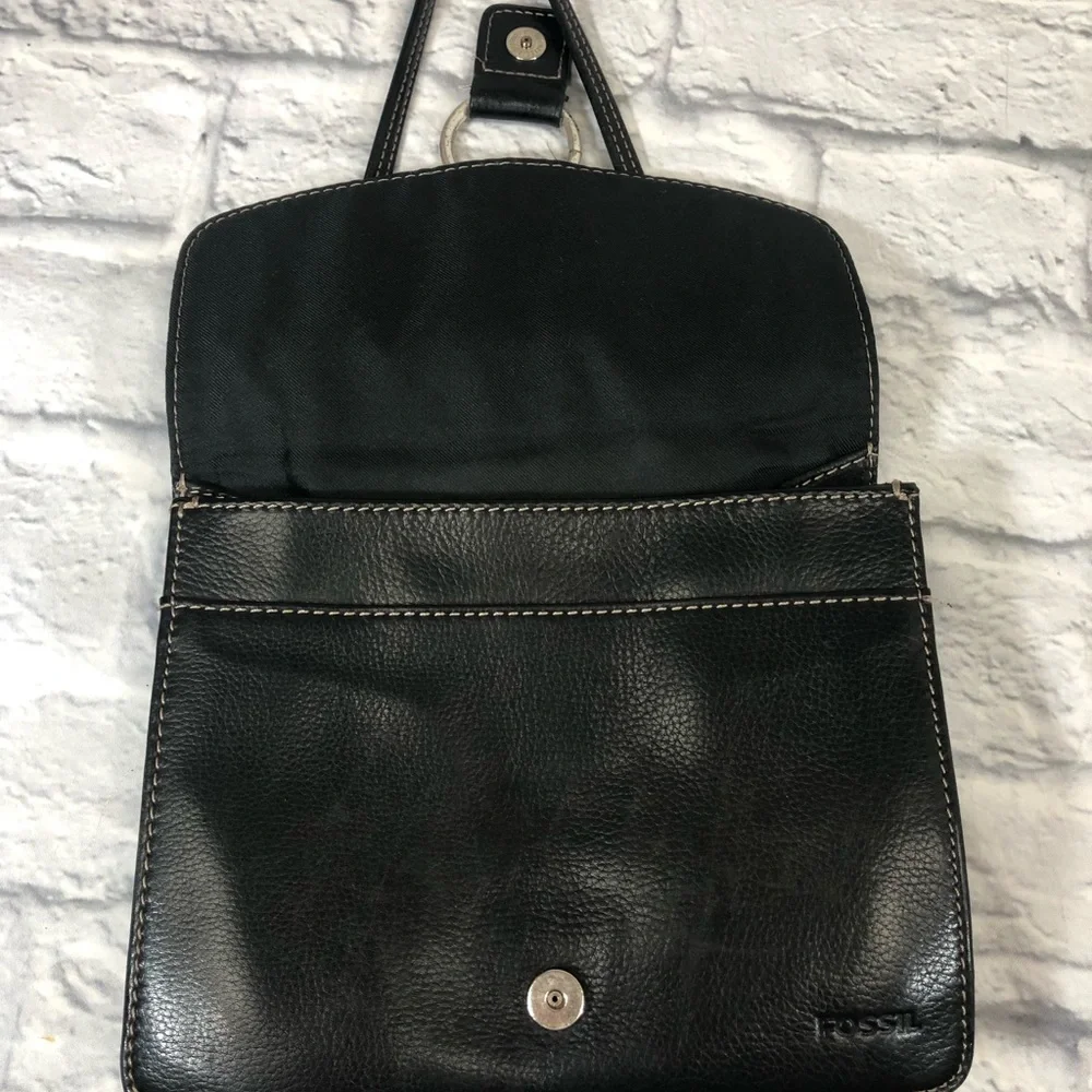 Fossil Vintage Leather Crossbody Shoulder Bag. Black pockets Zip Snap close
